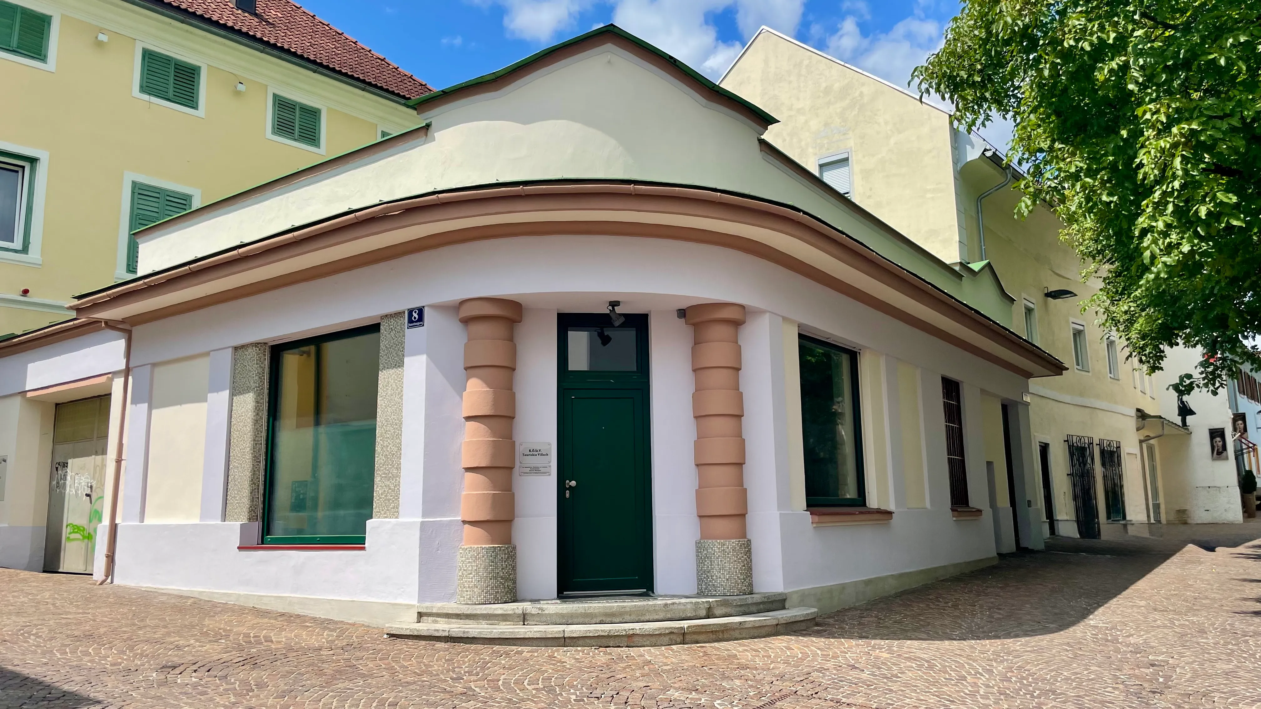 Die Bude der Tauriskia mit warmem Licht, Holz und vorbereitetem Veranstaltungsraum.