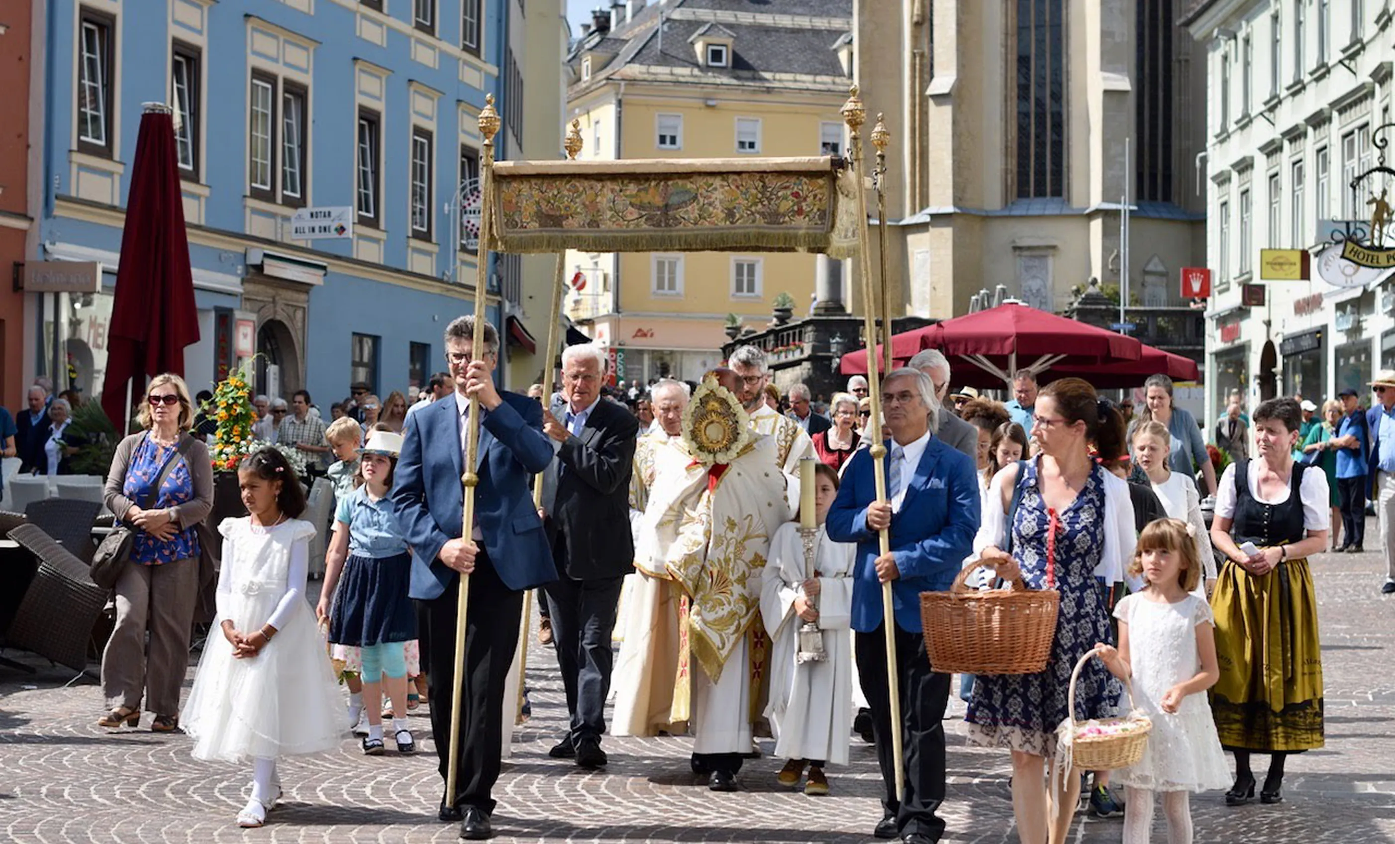 Nahaufnahme gotischer Kathedralarchitektur im warmen Morgenlicht.