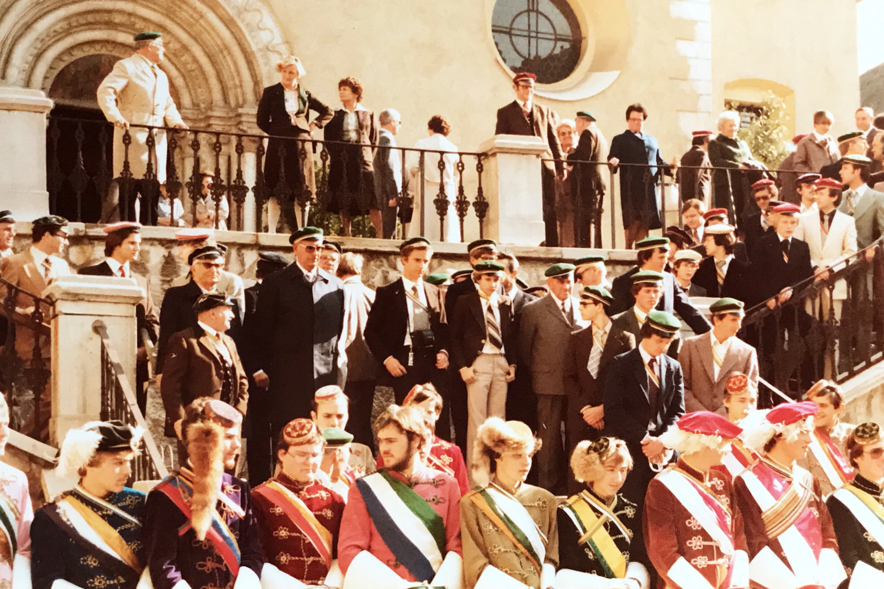 Festlich gedeckte Tische bei einem akademischen Galaabend.